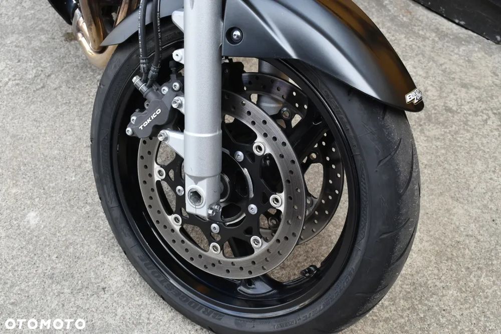 Suzuki GSR - 27