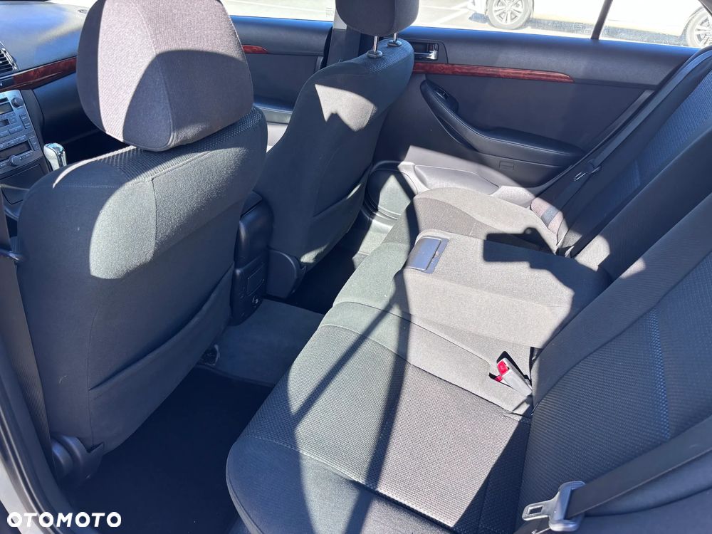 Toyota Avensis 2.0 D-4D High - 10