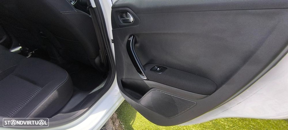 Peugeot 208 1.2 PureTech Allure - 28