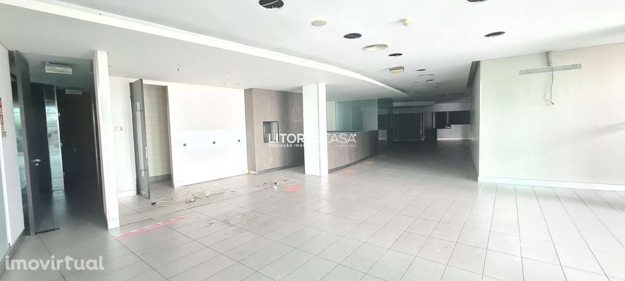 Loja de 2 Pisos e 100 Estacionamentos - 4.204 m2 - Grande imagem: 3/26