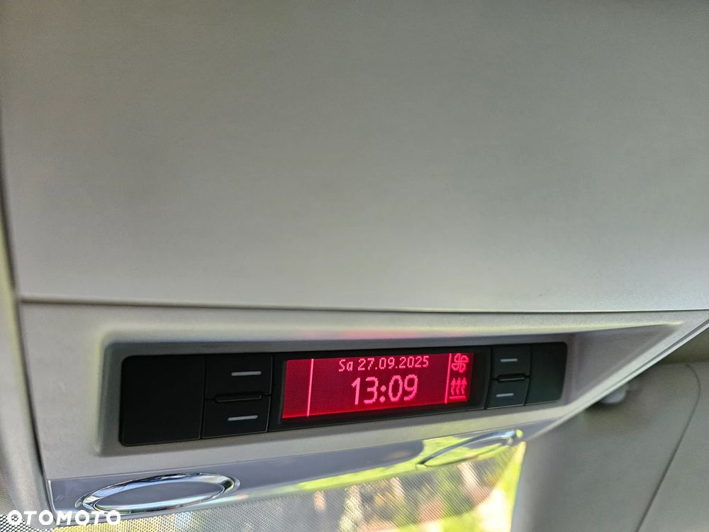 Volkswagen Multivan - 24