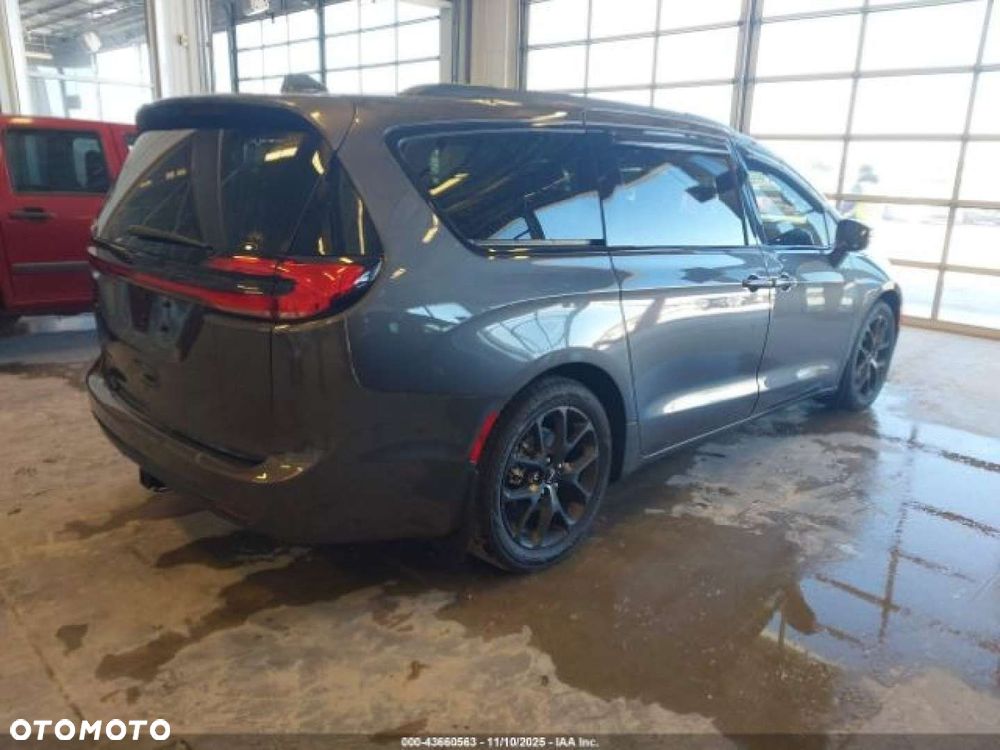 Chrysler Pacifica - 4