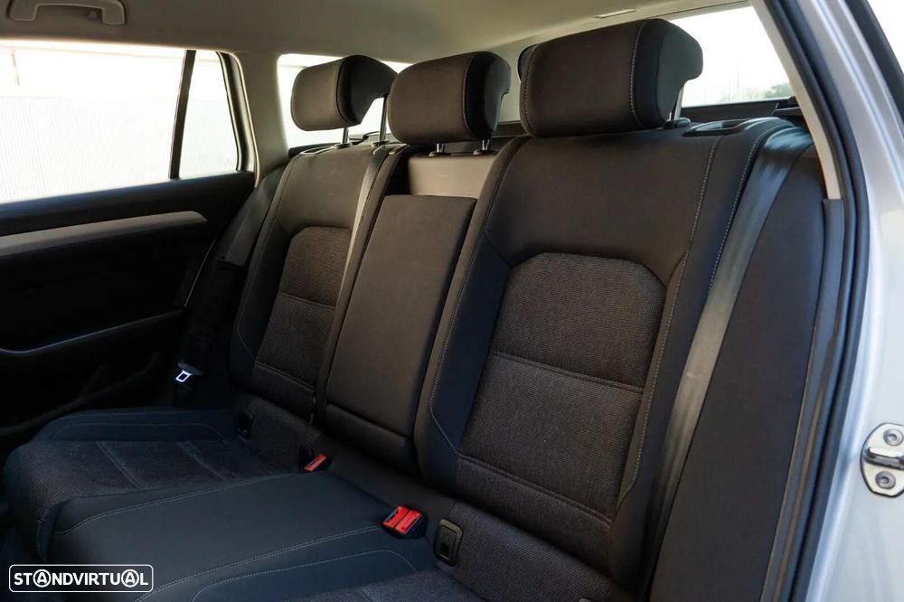 VW Passat Variant 1.6 TDI Confortline DSG - 29