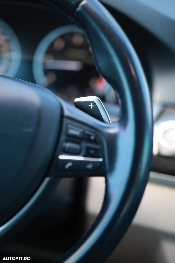 BMW Seria 5 525d xDrive - 38