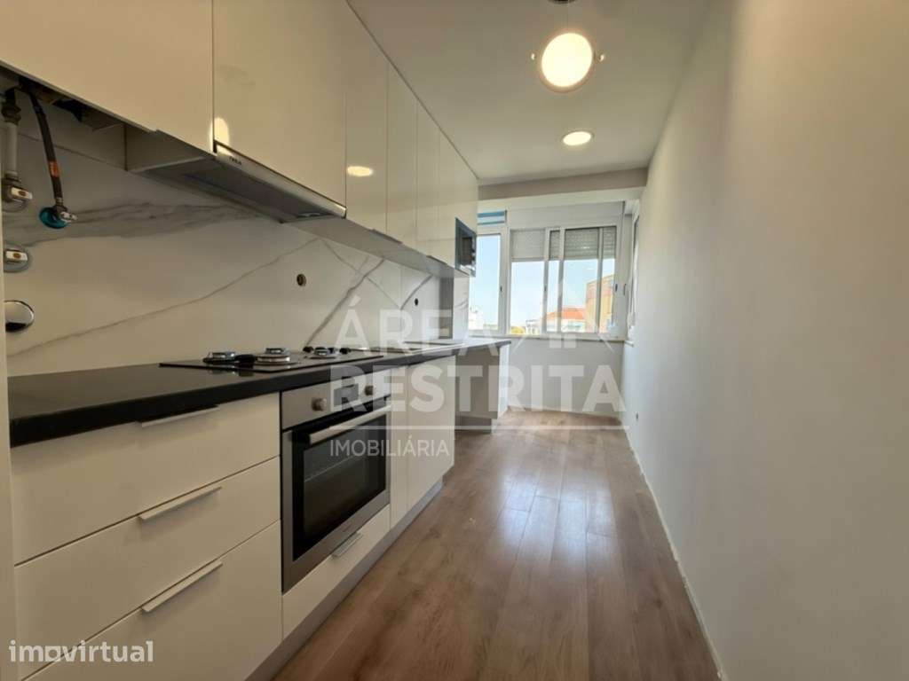 Apartamento T4 transformado em T3 no Laranjeiro - Grande imagem: 2/26