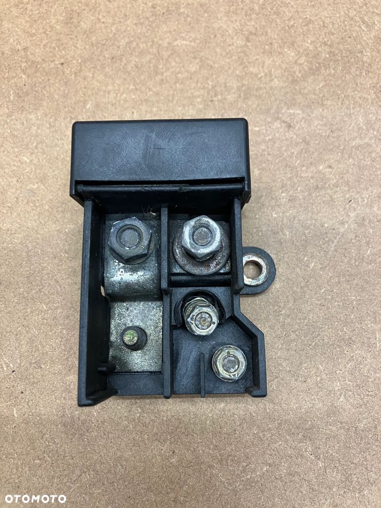 KLEMA PLUS POD MASKĄ BMW E32 E34 V8 M60 ZAŚLEPKA PLUSA BATT. + - 3