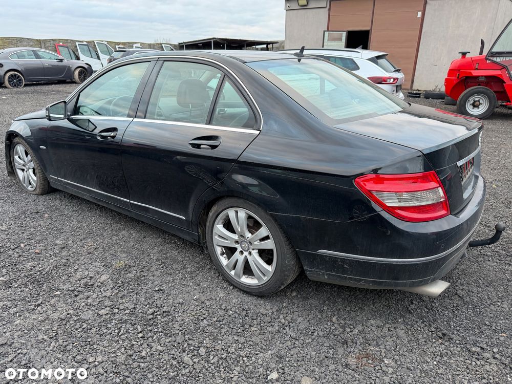 Mercedes-Benz Klasa C 180 CGI BlueEFFICIENCY Avantgarde - 8