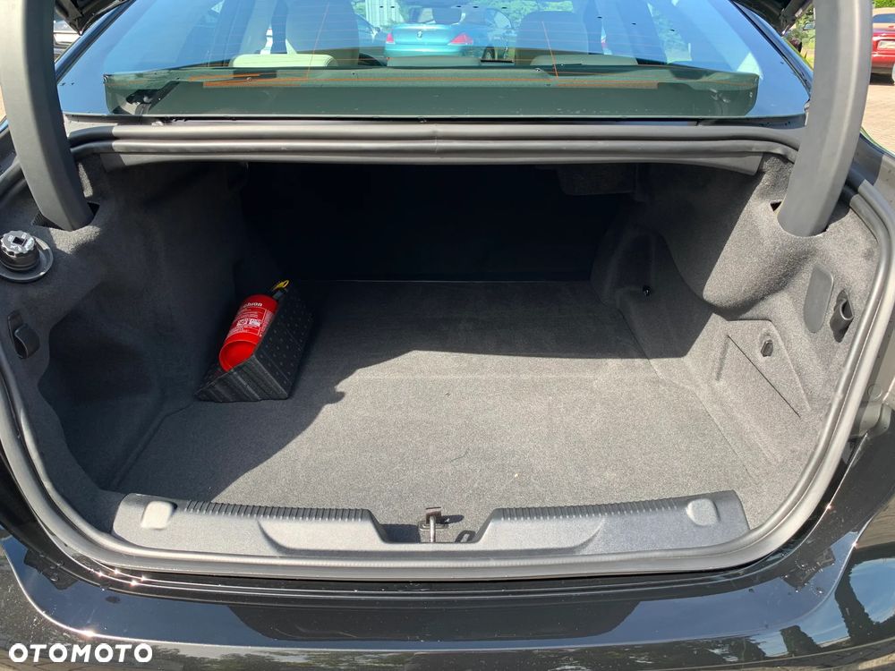 Jaguar XE 2.0 D200 mHEV R-Dynamic Black - 19