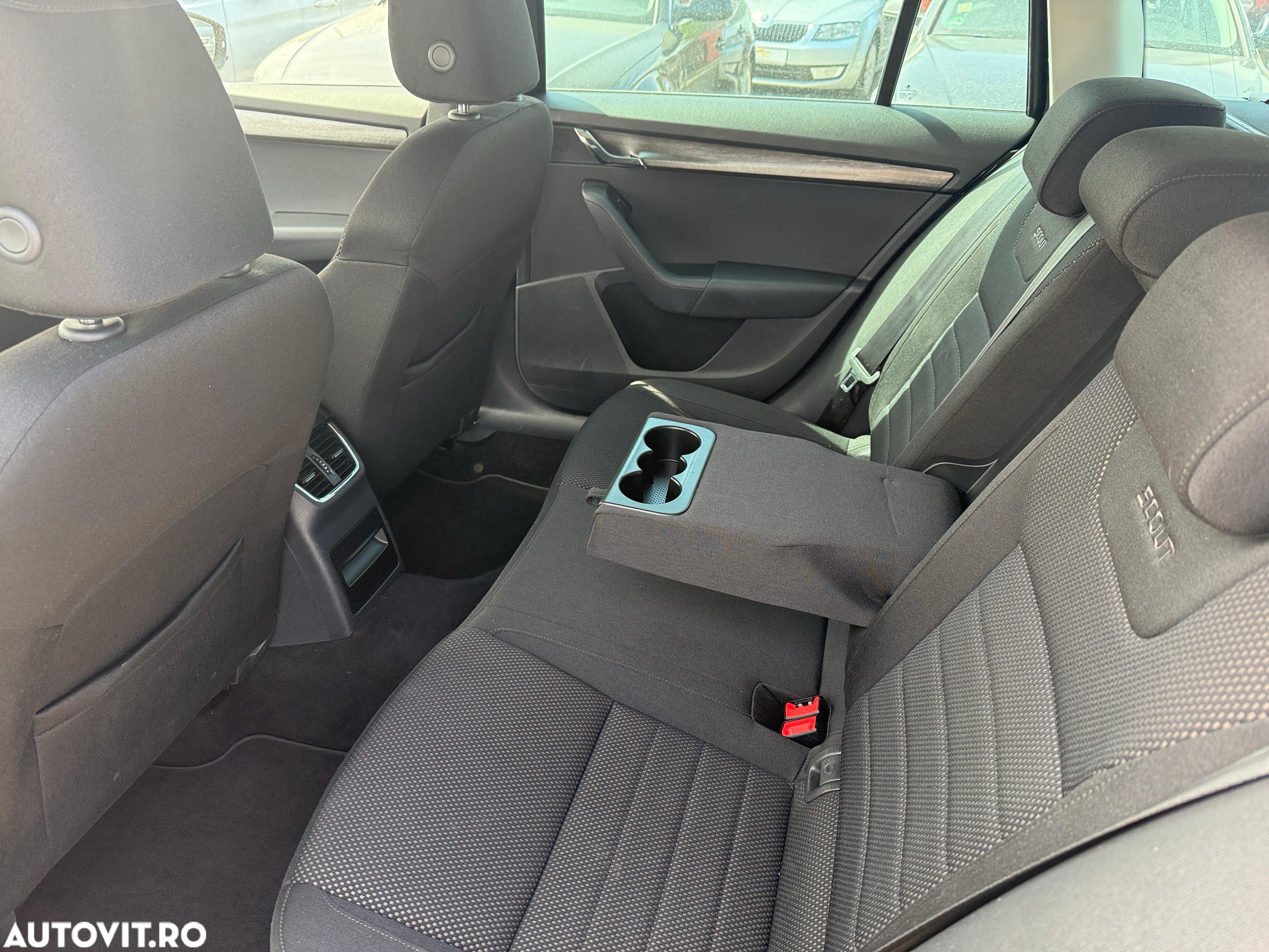 Skoda Octavia Combi 2.0 TDI (Green tec) 4x4 DSG Scout - 10