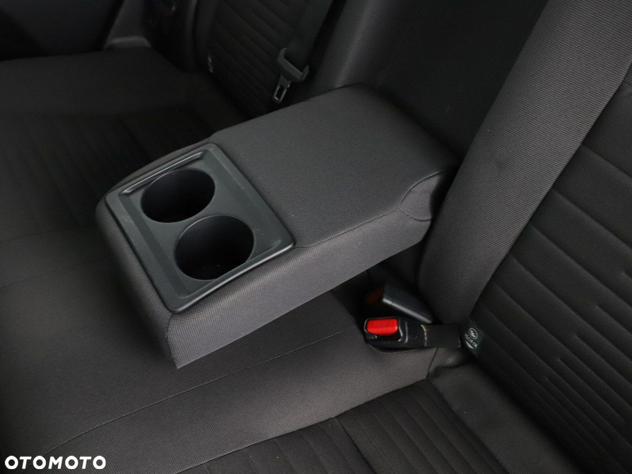 Toyota Auris 1.8 VVT-i Hybrid Automatik Design Edition - 36