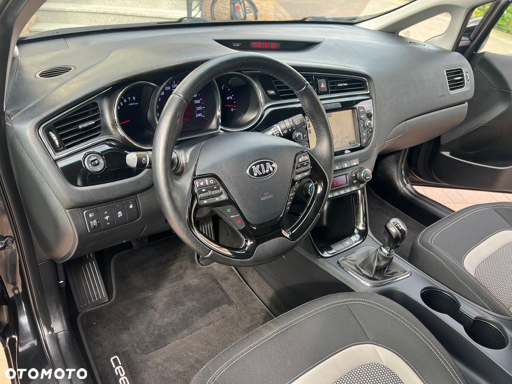 Kia Ceed 1.6 GDI Dream Team Edition - 12