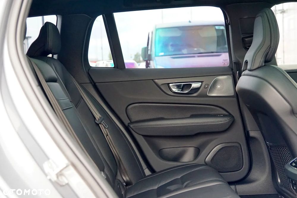 Volvo V60 T6 AWD R-Design - 24