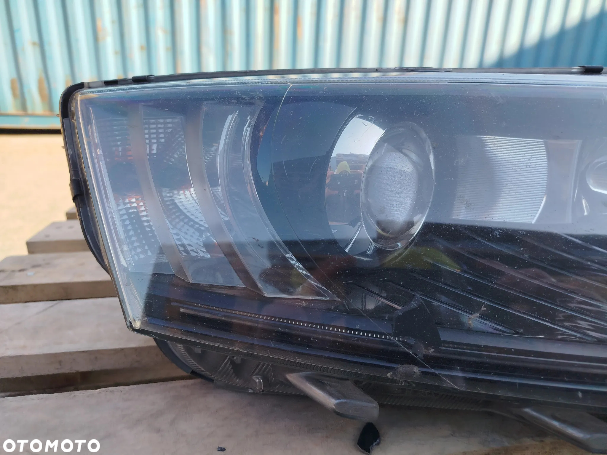 Skoda Octavia III lampa prawa prawy przód Xenon reflektor - 2