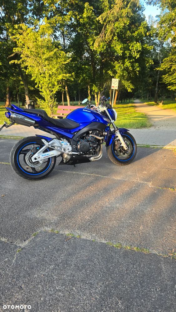 Suzuki GSR - 3