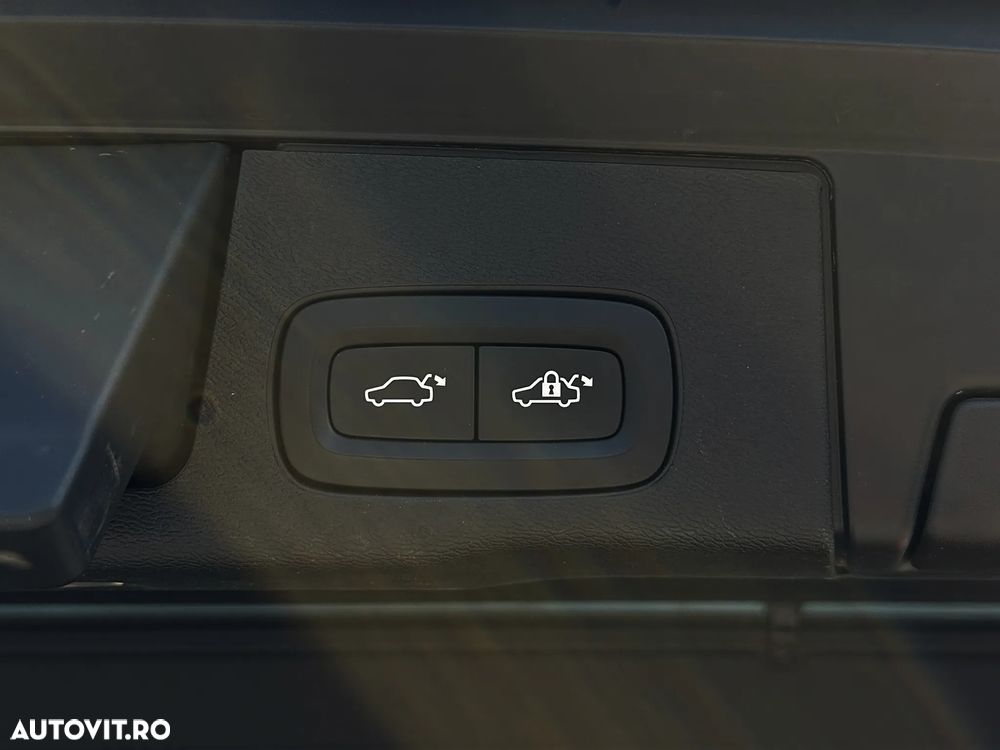 Volvo XC 60 B4 D AWD Ultimate Dark - 33