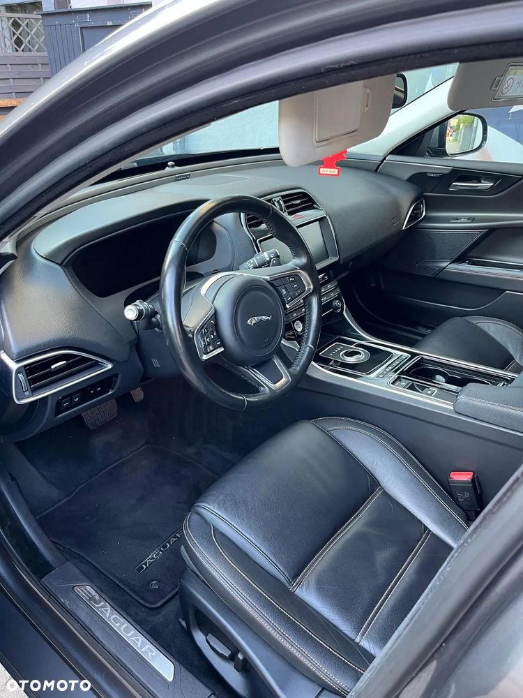 Jaguar XE 2.0 D Prestige - 4