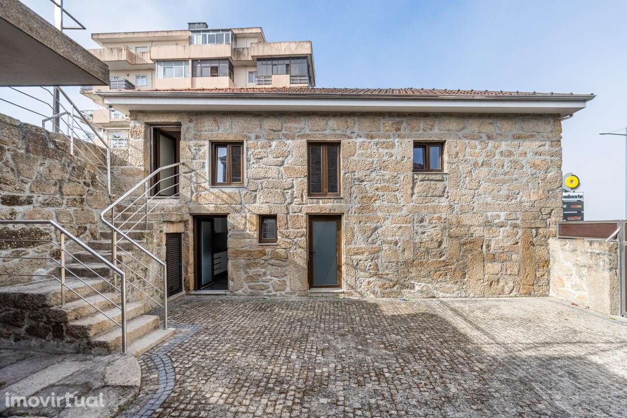 Moradia renovada em pedra com jardim no centro de Penafiel - Grande imagem: 3/36