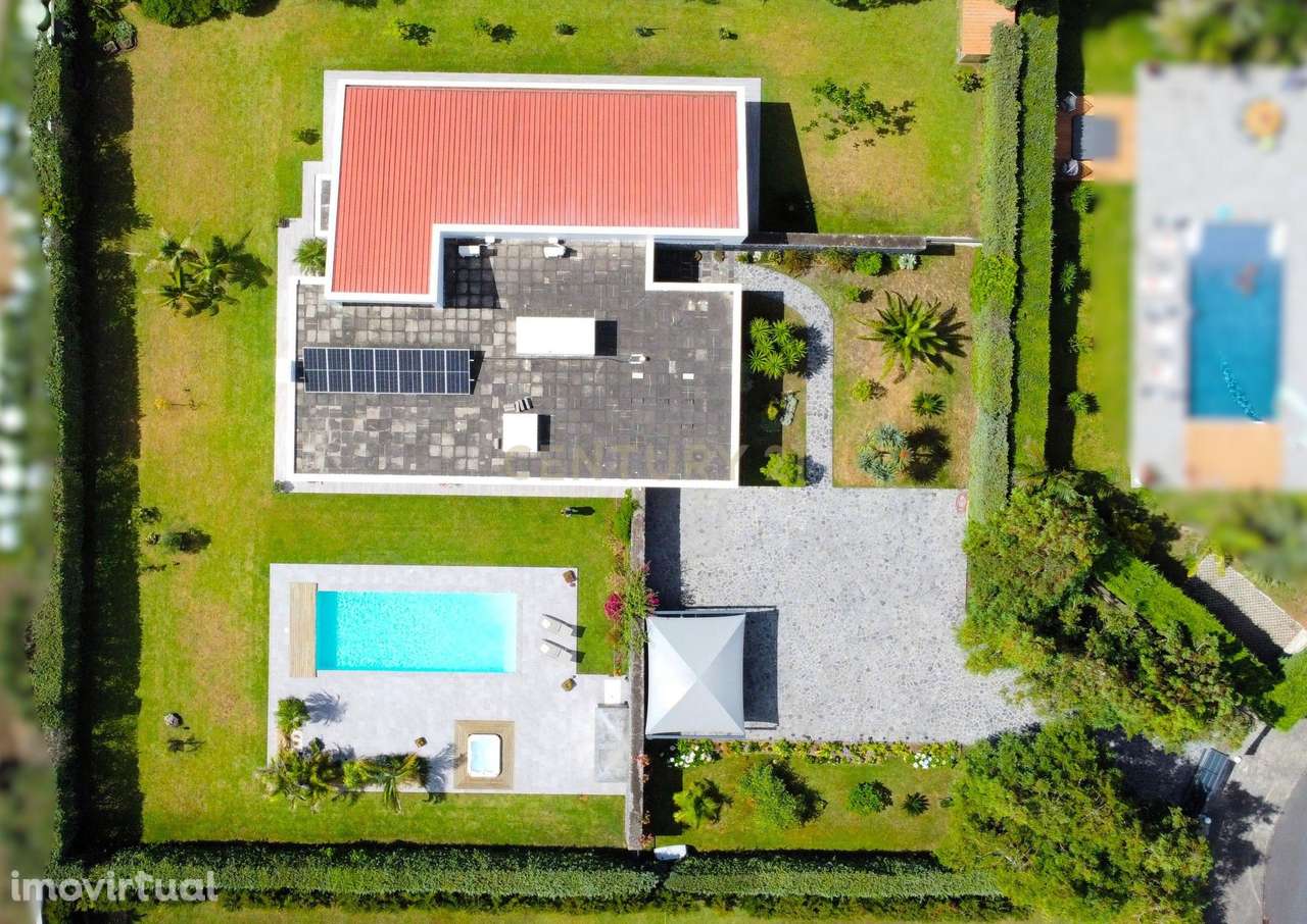 Moradia Térrea de Luxo com Piscina e Jardim Exuberante - Grande imagem: 3/60