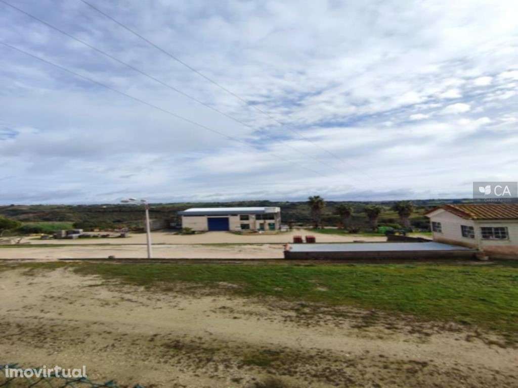 Prédio Misto (pavilhão industrial e prédio rústico) - Grande imagem: 3/12