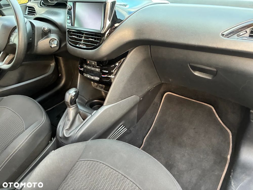 Peugeot 208 - 18