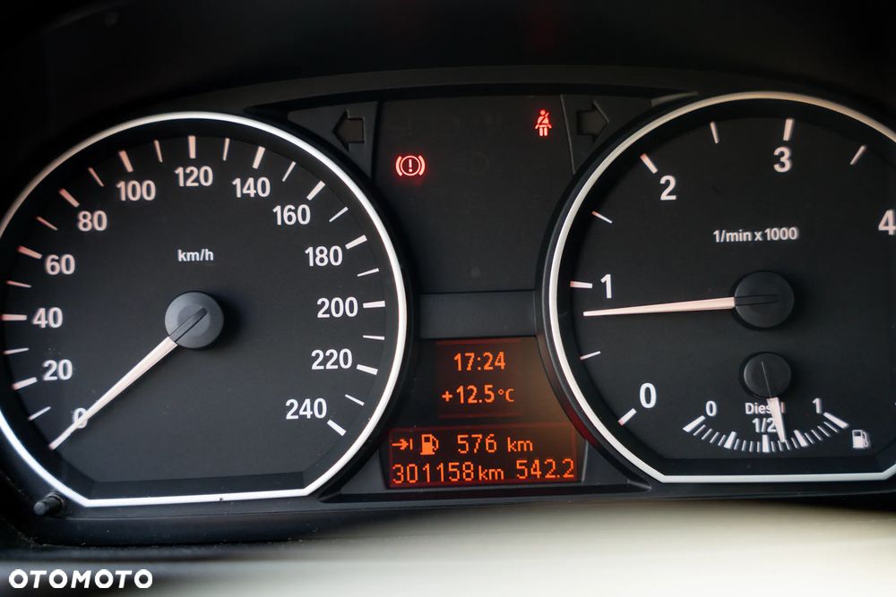 BMW Seria 1 118d DPF - 12