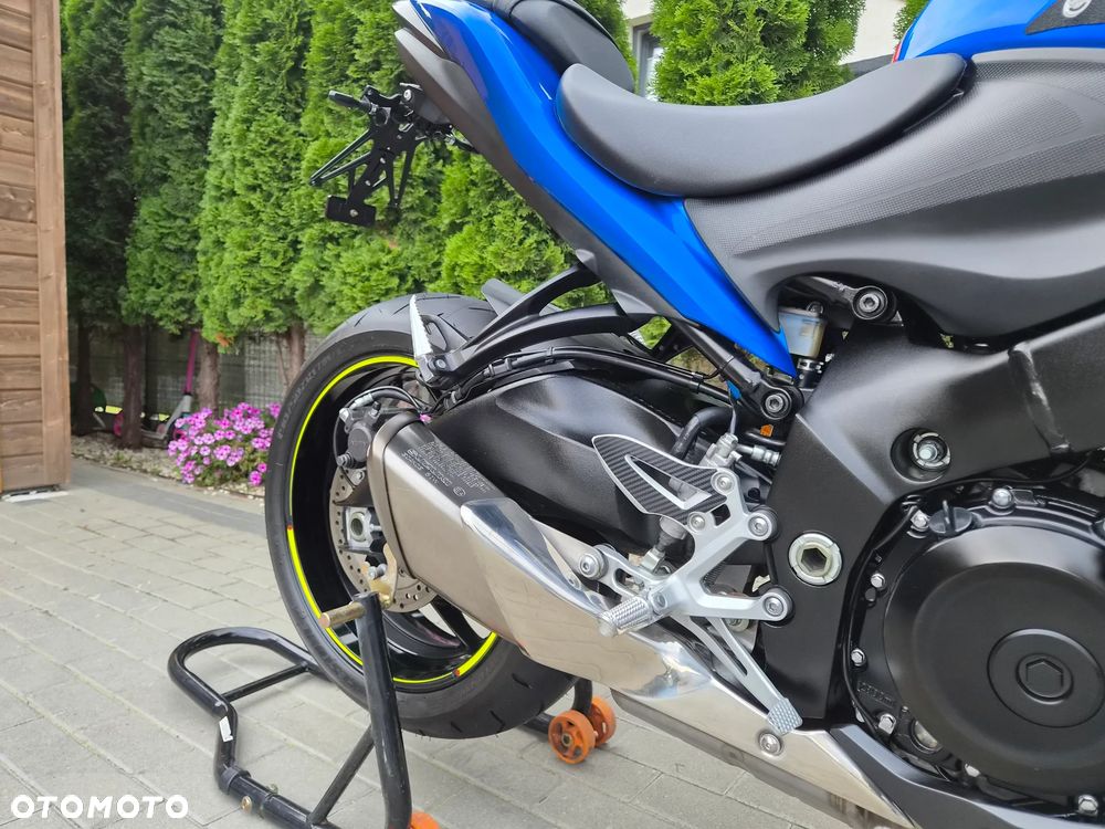 Suzuki GSX - 16