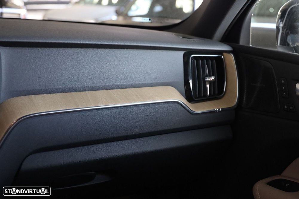 Volvo XC 60 2.0 T6 PHEV Plus Dark - 26