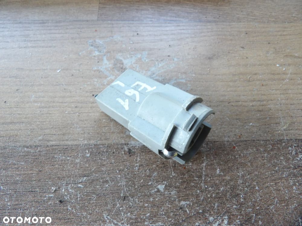 BMW - E61 - OPRAWA , GNIAZDO ŻARÓWKI LAMPY TYLNEJ - LEWA - DEMONTAŻ - 2