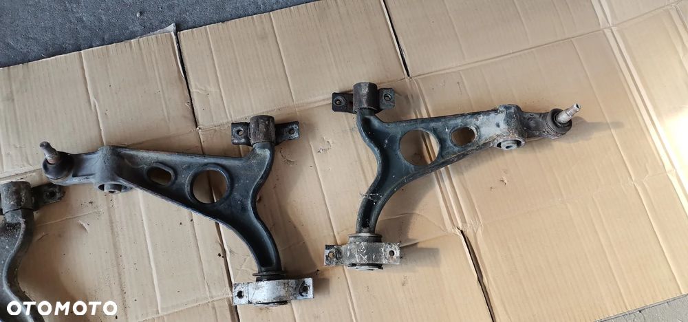 WAHACZ PRZOD PRAWY LEWY ALFA 156 - 1