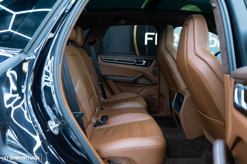 Porsche Cayenne Coupé E-Hybrid - 8