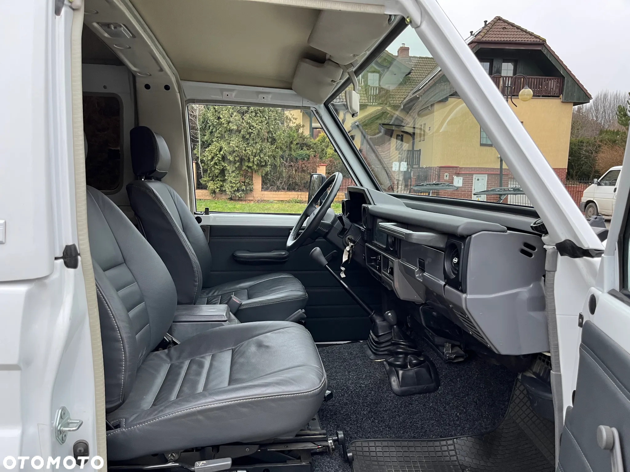 Toyota Land Cruiser HT LX - 35