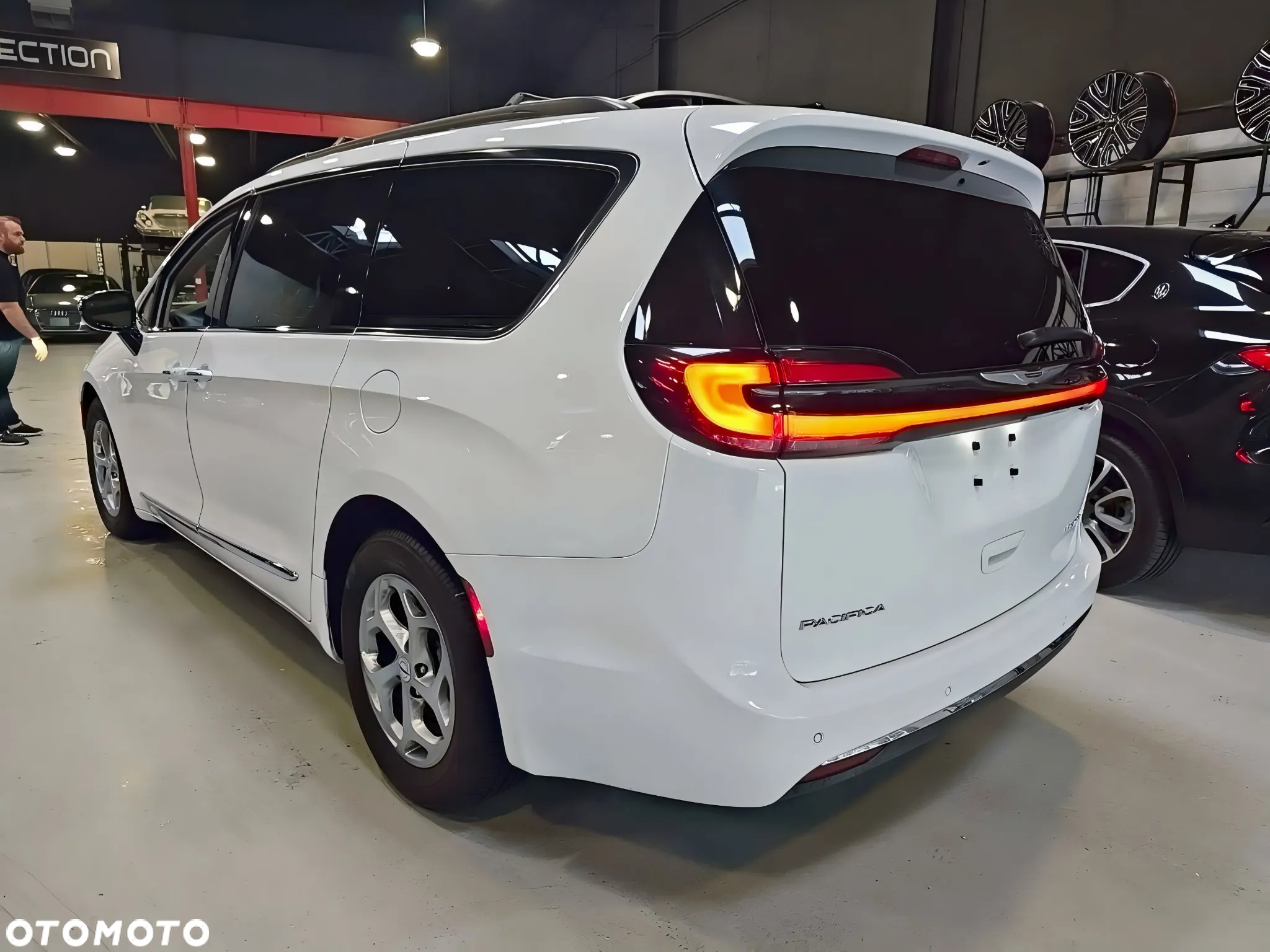 Chrysler Pacifica - 3