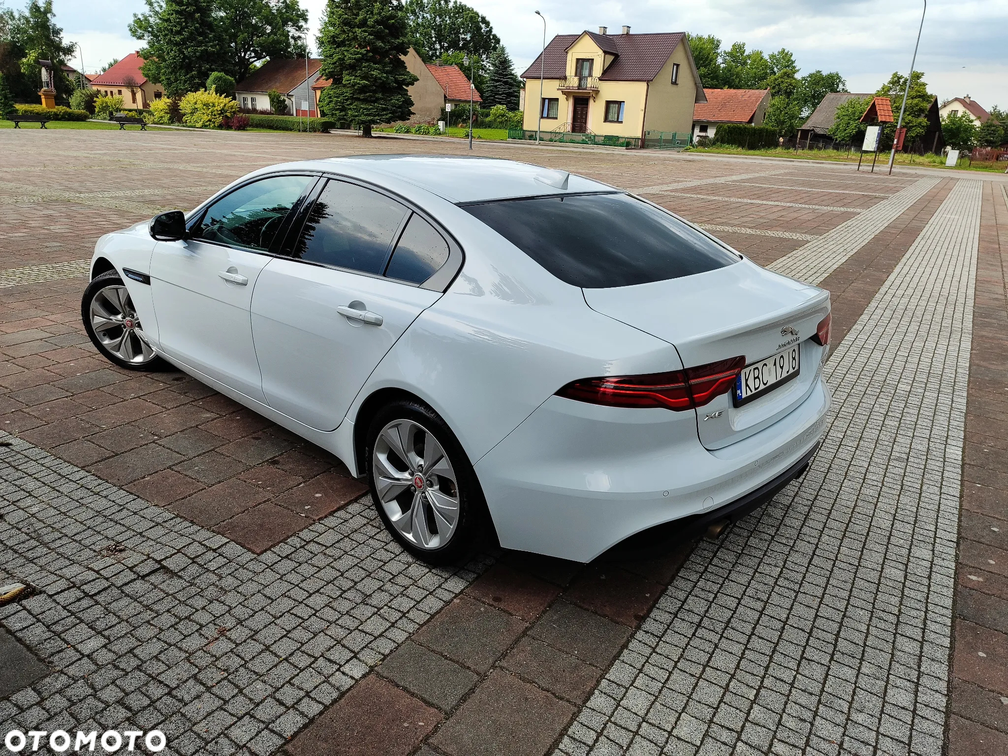 Jaguar XE 2.0 P300 AWD SE - 4