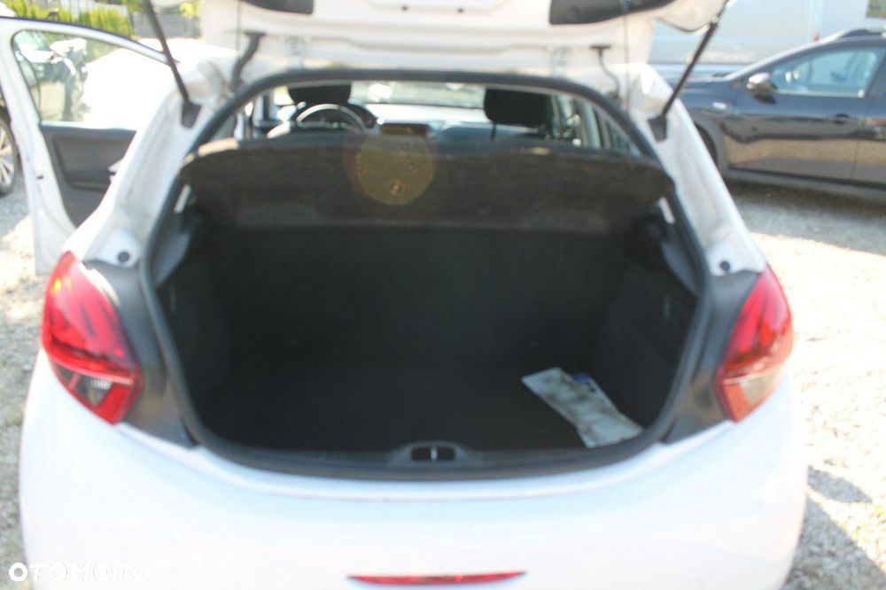 Peugeot 208 - 12