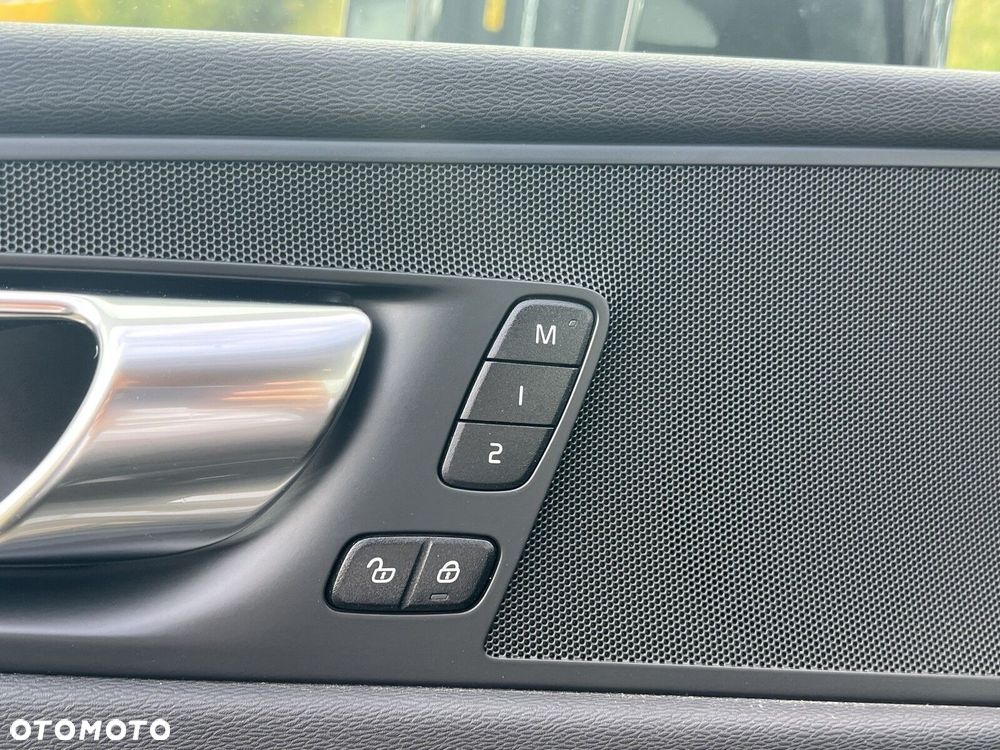 Volvo XC 60 B4 D Momentum Pro - 19