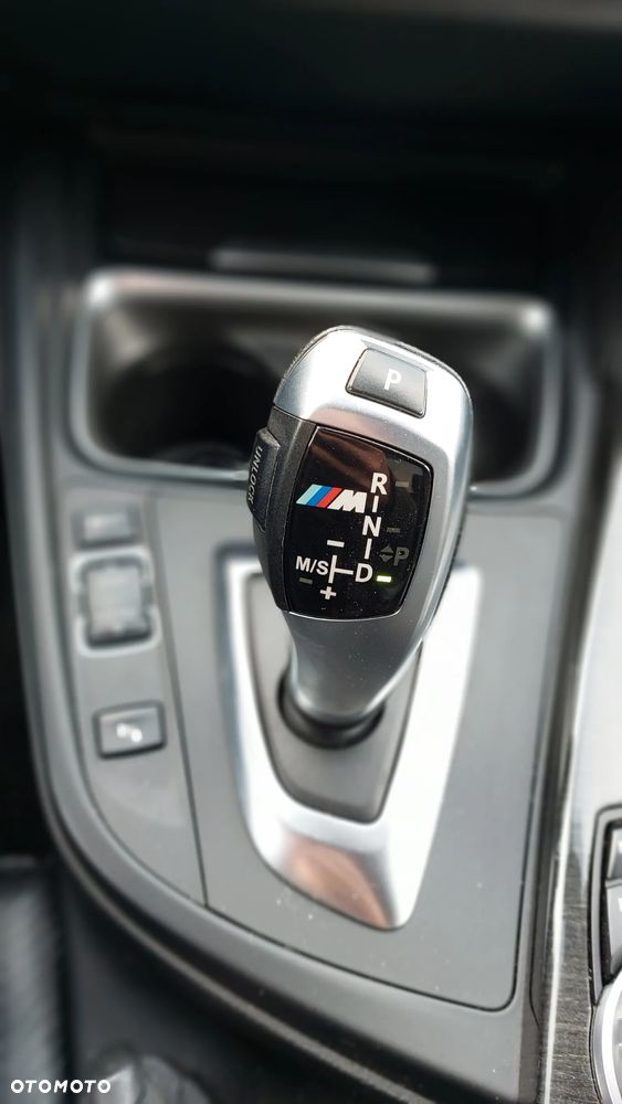 BMW Seria 3 328i xDrive Sport-Aut Luxury Line - 37