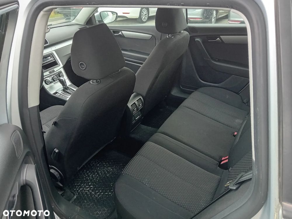 Volkswagen Passat 2.0 TDI Trendline DSG - 9