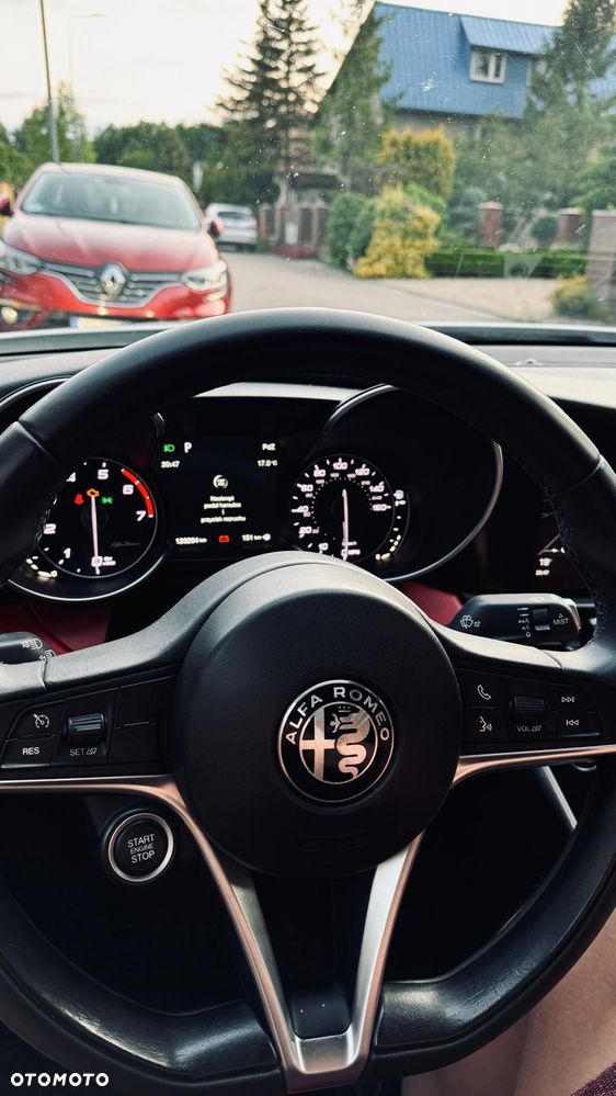 Alfa Romeo Giulia 2.0 Turbo 16V AT8-Q4 Intensa - 10