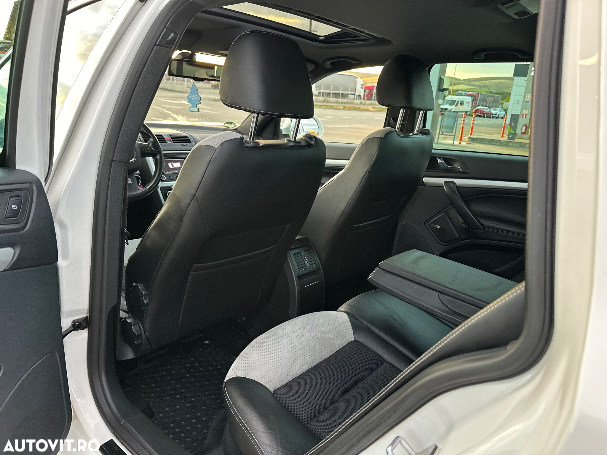 Skoda Octavia Combi 2.0 TDI DPF DSG RS - 10