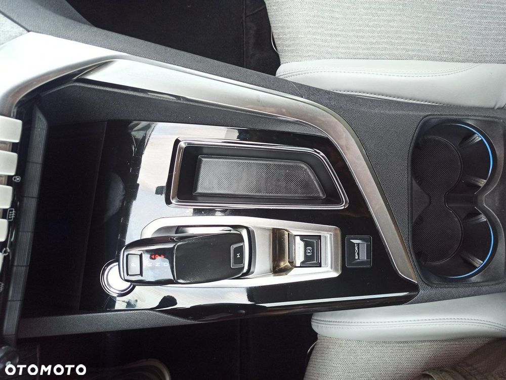 Peugeot 3008 1.2 PureTech GPF Allure S&S EAT8 - 17