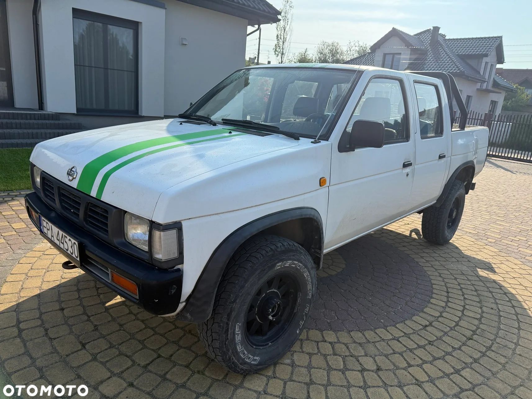 Nissan Pickup - 1