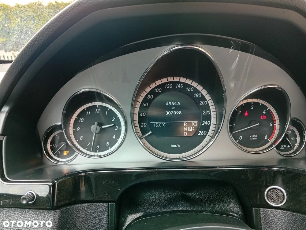 Mercedes-Benz Klasa E 300 CDI DPF BlueEFFICIENCY 7G-TRONIC Avantgarde - 32