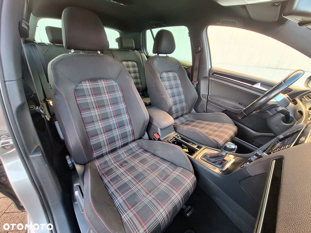 Volkswagen Golf - 4