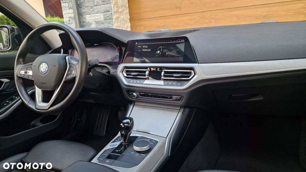 BMW Seria 3 330e xDrive - 22