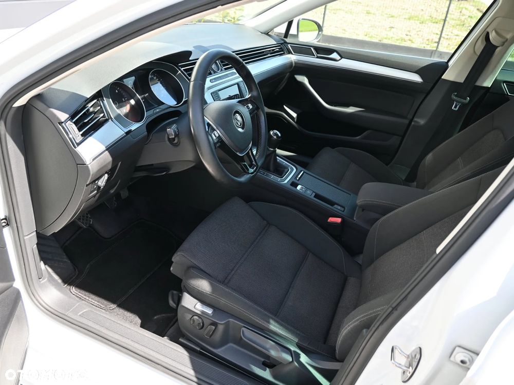 Volkswagen Passat - 11