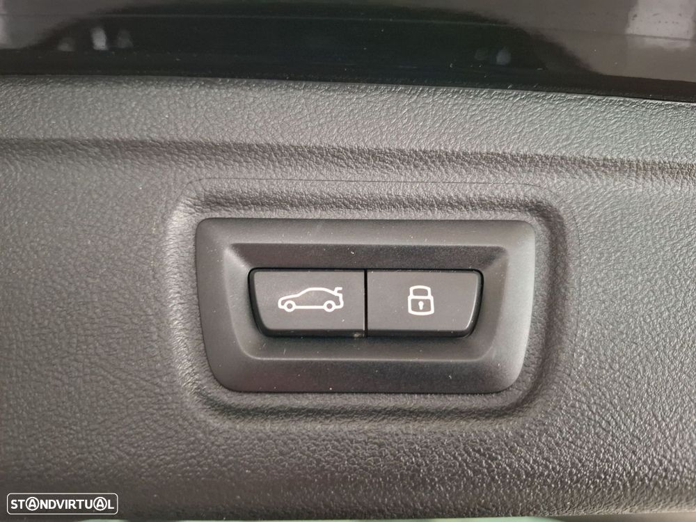 BMW 330 e Pack Desportivo M Auto - 25