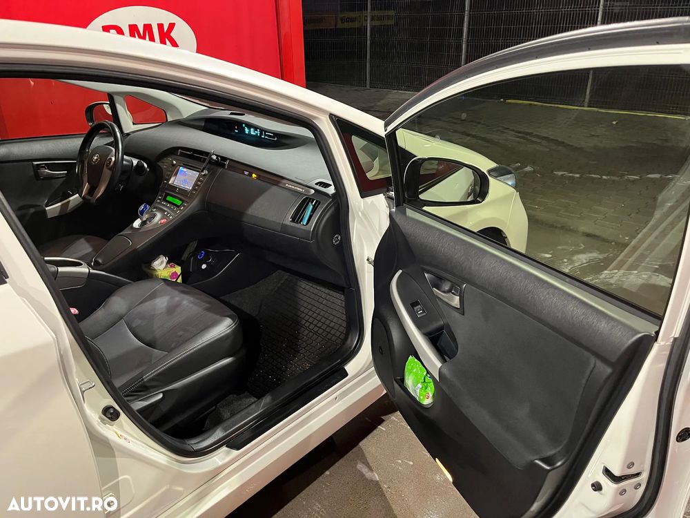 Toyota Prius Plug-in (Hybrid) Life - 10