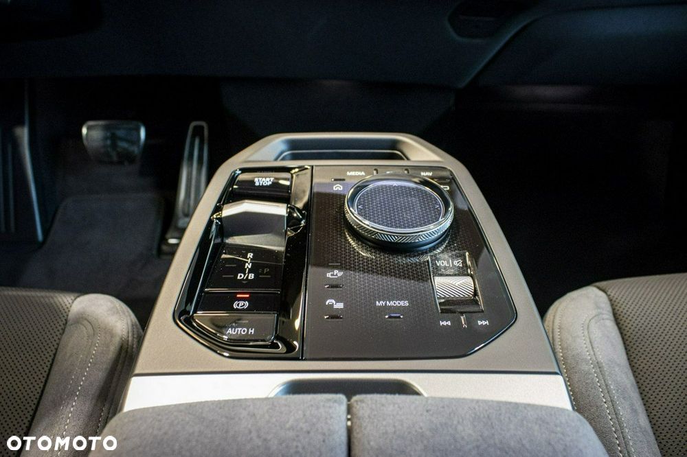 BMW iX - 18