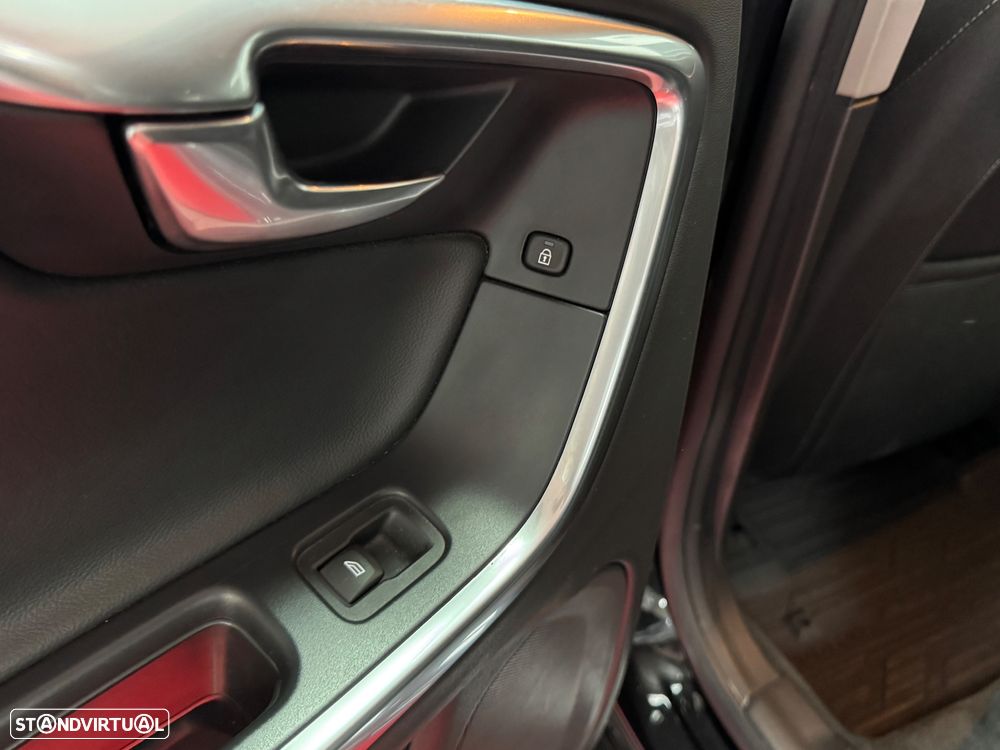 Volvo V60 D2 Momentum - 37