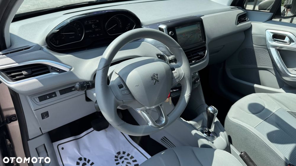 Peugeot 208 - 8
